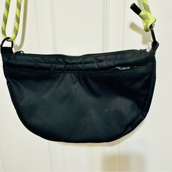 Vans Belay Crescent Bag Purse Black Crossbody Bag with Adjustable Strap - Picture 6 of 11